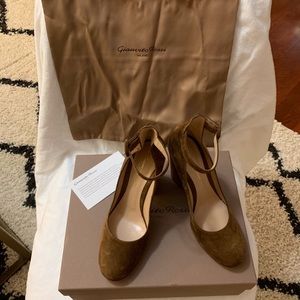 Gianvito Rossi Size 7.5 suede Mary Jane pumps